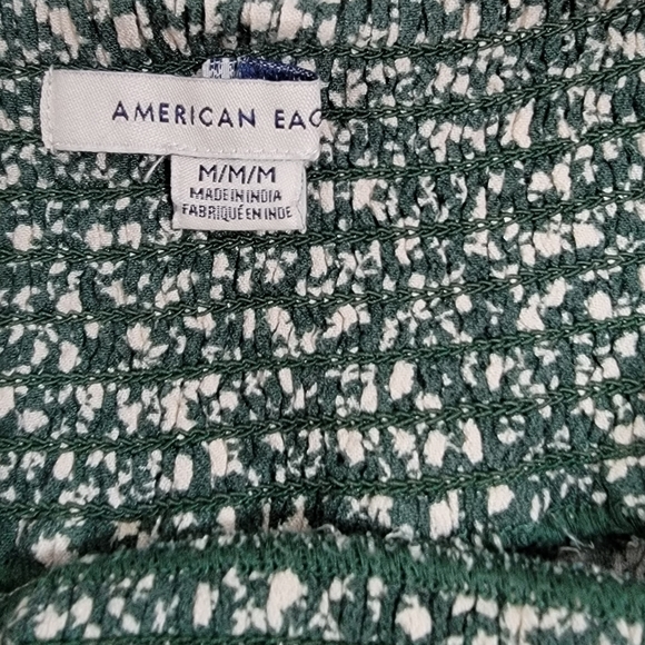 American Eagle Size Med Womens Shirt. Green and Cream Floral - Picture 4 of 6